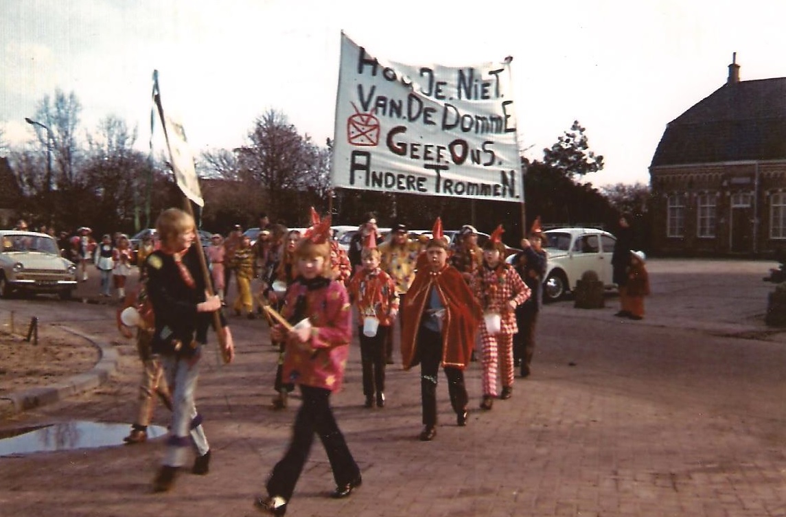 70.005 01 jaren'70 Optocht ODIO actie Berti Pennings, Anja Verhoeven, Pieter v Gogh